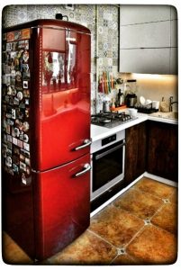 Kuchnia eklektyczna z czerwoną retro lodówką 